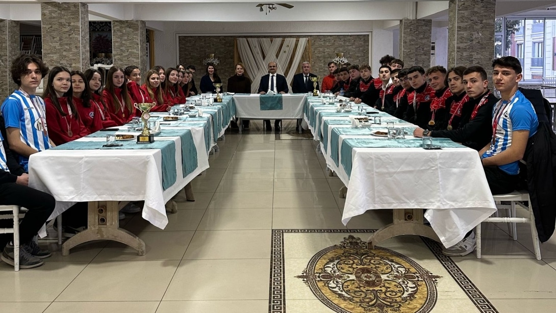 İlçe Kaymakamımız Sayın Bekir ABACI, Gelibolu Anadolu Lisesinin Çanakkale' de İl 1. si olan erkek Futsal takımı, İl 3.sü olan kız Futsal takımı  ve İl 3.üsü olan erkek masa tenisi takımını tebrik etti.