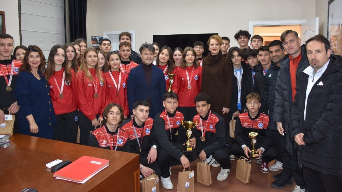  Gelibolu Anadolu Lisesi Sporcuları ve Öğretmenleri Gelibolu Belediye Başkanı Sayın Dr. Ali Kamil SOYUAK' ı Makamlarında ziyaret etti.